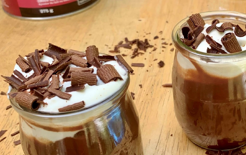 pudding au chocolat avec crème fouettée